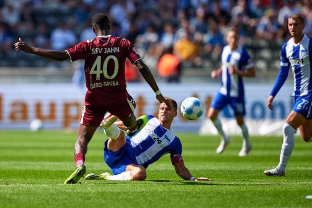 Mansour Ouro Tagba SSV Jahn Regensburg, 40 , red card, Florian Niederlechner Hertha BSC, 07 , GER, Hertha BSC vs SSV Jahn Regensburg, Soccer Men, 2 Bundesliga, Season 2024 2025, 03 Matchday, 24 08 2024 DFL REGULATES PROHIBIT ANY USE OF PHOTOGRAPHS AS IMAGE SEQUENCES AND OR QUASI VIDEO GER, Hertha BSC vs SSV Jahn Regensburg, Soccer men, 2 Bundesliga, Season 2024 2025, 03 Matchday, 24 08 2024 Berlin Copyright: xEibner-Pressefotox xClaudiusxRauchx EP_CRH