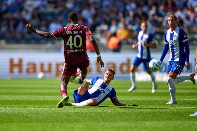 Mansour Ouro Tagba SSV Jahn Regensburg, 40 , red card, Florian Niederlechner Hertha BSC, 07 , GER, Hertha BSC vs SSV Jahn Regensburg, Soccer Men, 2 Bundesliga, Season 2024 2025, 03 Matchday, 24 08 2024 DFL REGULATES PROHIBIT ANY USE OF PHOTOGRAPHS AS IMAGE SEQUENCES AND OR QUASI VIDEO GER, Hertha BSC vs SSV Jahn Regensburg, Soccer men, 2 Bundesliga, Season 2024 2025, 03 Matchday, 24 08 2024 Berlin Copyright: xEibner-Pressefotox xClaudiusxRauchx EP_CRH