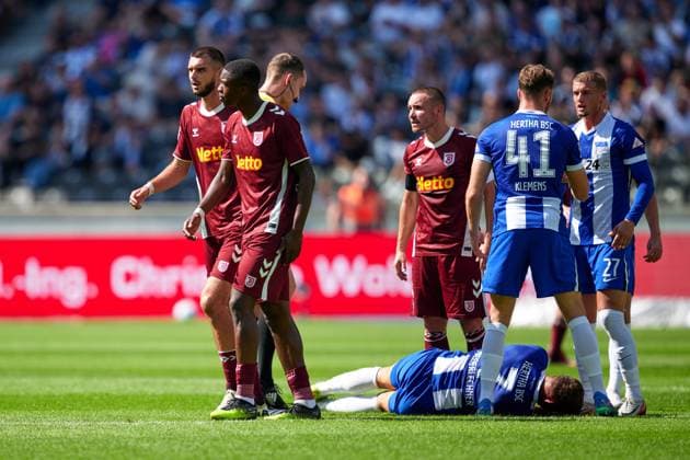 Mansour Ouro Tagba SSV Jahn Regensburg, 40 , red card, Florian Niederlechner Hertha BSC, 07 , GER, Hertha BSC vs SSV Jahn Regensburg, Soccer Men, 2 Bundesliga, Season 2024 2025, 03 Matchday, 24 08 2024 DFL REGULATES PROHIBIT ANY USE OF PHOTOGRAPHS AS IMAGE SEQUENCES AND OR QUASI VIDEO GER, Hertha BSC vs SSV Jahn Regensburg, Soccer men, 2 Bundesliga, Season 2024 2025, 03 Matchday, 24 08 2024 Berlin Copyright: xEibner-Pressefotox xClaudiusxRauchx EP_CRH