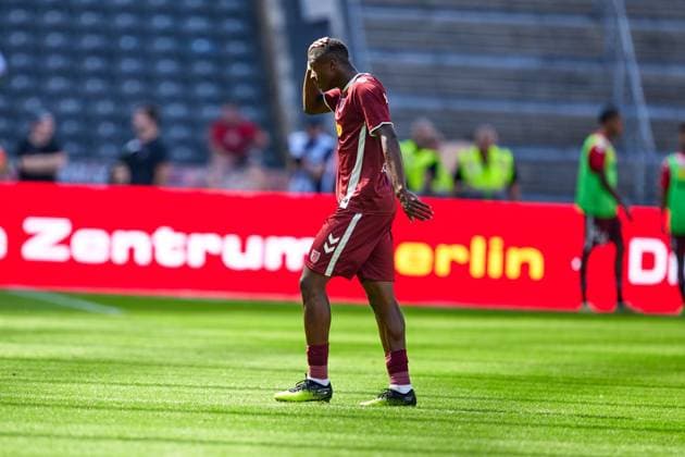 Mansour Ouro Tagba SSV Jahn Regensburg, 40 , red card, GER, Hertha BSC vs SSV Jahn Regensburg, Soccer Men, 2 Bundesliga, Season 2024 2025, 03 Matchday, 24 08 2024 DFL REGULATIONS PROHIBIT ANY USE OF PHOTOGRAPHS AS IMAGE SEQUENCES AND OR QUASI VIDEO GER, Hertha BSC vs SSV Jahn Regensburg, Soccer Men, 2 Bundesliga, Season 2024 2025, 03 Matchday, 24 08 2024 Berlin Copyright: xEibner-Pressefotox xClaudiusxRauchx EP_CRH