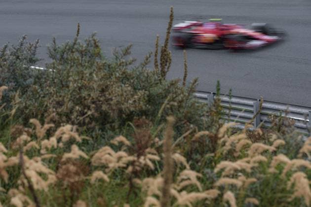 55 SAINZ Carlos (spa), Scuderia Ferrari SF-24, action during the Formula 1 Heineken Dutch Grand Prix 2024, 15th round of the 2024 Formula One World Championship, WM, Weltmeisterschaft from August 23 to 25, 2024 on the Circuit Zandvoort, in Zandvoort, Netherlands - F1 - DUTCH GRAND PRIX 2024 DPPI Panoramic  240824_R15_OLANDA_DP_XB3_4629_