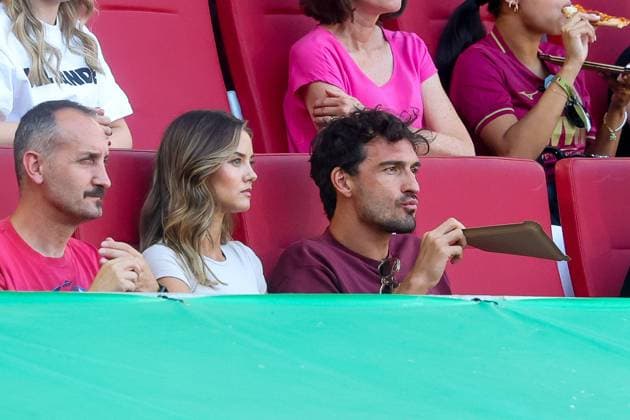 Mats Hummels with his girlfriend on the stand, FC Augsburg vs SV Werder Bremen, Soccer, 1 Bundesliga, 1 Matchday, 24 08 2024 DFB regulations prohibit any use of photographs as image sequences and or quasi video Augsburg Bayern Germany Copyright: xkolbert-press ChristianxKolbertx