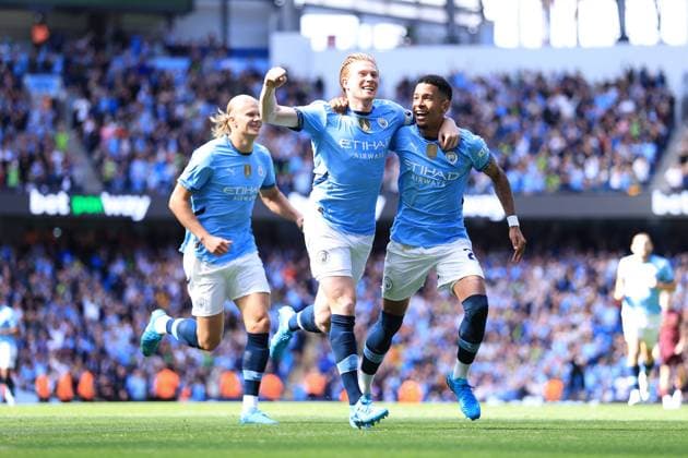 Fußball Premier League Manchester City gegen Ipswich Town 24. August 2024 Premier League Manchester City gegen Ipswich Town Kevin de Bruyne von Manchester City feiert mit Savinho von Manchester City nach seinem 2. Tor Foto Simon Stacpoole Abseits Manchester UK  Copyright: xSimonxStacpoolexOffside