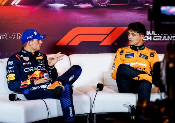 ZANDVOORT - Max Verstappen (Red Bull Racing) talks to Lando Norris (McLaren) in the press conference, PK, Pressekonferenz after qualifying for the F1 Grand Prix of the Netherlands at the Circuit of Zandvoort. ANP REMKO DE WAAL xVIxANPxSportx xxANPxIVx 506631657 originalFilename: 506631657.jpg