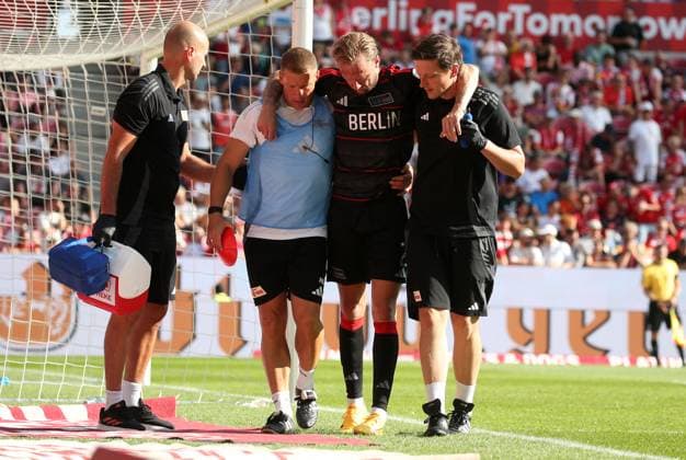 Kevin Vogt (2, Union Berlin) muss verletzt vom Spielfeld 24.08.2024, Fußball, 1. Bundesliga, 1. FSV Mainz 05 - FC Union Berlin, 1. Spieltag, Saison 2024 25, MEWA Arena, Mainz, Deutschland, zmdz, ** DFB & DFL regulations prohibit any use of photographs as image sequences and or quasi-video. ** 1. FSV Mainz 05 - FC Union Berlin *** Kevin Vogt 2, Union Berlin must leave the pitch injured 24 08 2024, Football, 1 Bundesliga, 1 FSV Mainz 05 FC Union Berlin, 1 Matchday, Season 2024 25, MEWA Arena, Mainz, Germany, zmdz, DFB DFL regulations prohibit any use of photographs as image sequences and or quasi video 1 FSV Mainz 05 FC Union Berlin