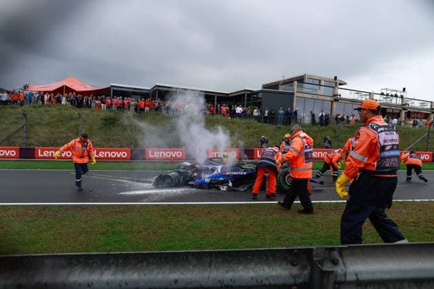 02 SARGEANT Logan (usa), Williams Racing FW46, action crash, accident, marshall, commissaire de piste, marshal, marshalls, marshals during the Formula 1 Heineken Dutch Grand Prix 2024, 15th round of the 2024 Formula One World Championship, WM, Weltmeisterschaft from August 23 to 25, 2024 on the Circuit Zandvoort, in Zandvoort, Netherlands - F1 - DUTCH GRAND PRIX 2024 DPPI Panoramic  240824_R15_OLANDA_DP_F12024GP15NED_JK502411