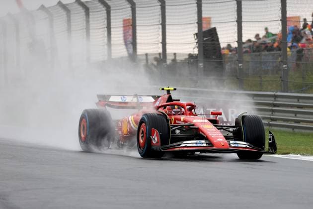 24 08 2024, xsvx, Motorsport FIA Formula 1, Dutch Grand Prix 2024 emspor, v l Carlos Sainz Ferrari starting number 55 FIA REGULATIONS PROHIBIT ANY USE OF PHOTOGRAPHS as IMAGE SEQUENCES and or QUASI VIDEO Zandvoort