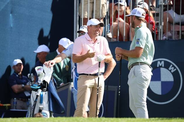 CASTLE ROCK, CO - AUGUST 24: PGA, Golf Herren golfers Rory McIlroy and Sam Burns talk while waiting on the first tee during the third round of the PGA FedExCup BMW Championship on August 24th, 2024, at Castle Pines Golf Club in Castle Rock, Colorado. (Photo by Brian Spurlock Icon Sportswire) GOLF: AUG 24 PGA FedExCup Playoffs - BMW Championship EDITORIAL USE ONLY Icon24082415
