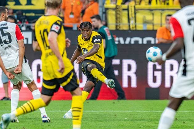 Sport Themen der Woche KW34 Sport Bilder des Tages 24.08.2024, Borussia Dortmund vs.Eintracht Frankfurt, 1. Bundesliga, 1. Spieltag Der Schuss zum Tor zum 1:0 durch Jamie Gittens (Borussia Dortmund, 43) Wichtiger Hinweis: Gemaess den Vorgaben der DFL Deutsche Fussball Liga bzw. des DFB Deutscher Fussball-Bund ist es untersagt, in dem Stadion und oder vom Spiel angefertigte Fotoaufnahmen in Form von Sequenzbildern und oder videoaehnlichen Fotostrecken zu verwerten Foto: Bahho Kara Kirchner-Media *** 24 08 2024, Borussia Dortmund vs Eintracht Frankfurt, 1 Bundesliga, 1 Matchday The shot on goal for 1 0 by Jamie Gittens Borussia Dortmund, 43 Important note According to the regulations of the DFL German Football League and the DFB German Football Association, it is prohibited to use photographs taken in the stadium and or of the game in the form of sequential images and or video-like photo series Photo Bahho Kara Kirchner Media Copyright: xBahhoxKara Kirchner-Mediax