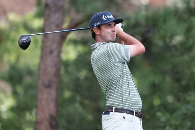 CASTLE ROCK, CO - AUGUST 24: J.T. Poston hits his tee shot on the 2nd hole during the third round of the BMW Championship on August 24, 2024 at Castle Pines Golf Club in Castle Rock, CO. (Photo by Scott Winters Icon Sportswire) GOLF: AUG 24 PGA, Golf Herren FedExCup Playoffs - BMW Championship EDITORIAL USE ONLY Icon2408240265
