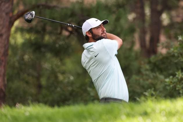 CASTLE ROCK, CO - AUGUST 24: Scottie Scheffler hits his tee shot on the 2nd hole during the third round of the BMW Championship on August 24, 2024 at Castle Pines Golf Club in Castle Rock, CO. (Photo by Scott Winters Icon Sportswire) GOLF: AUG 24 PGA, Golf Herren FedExCup Playoffs - BMW Championship EDITORIAL USE ONLY Icon2408240295