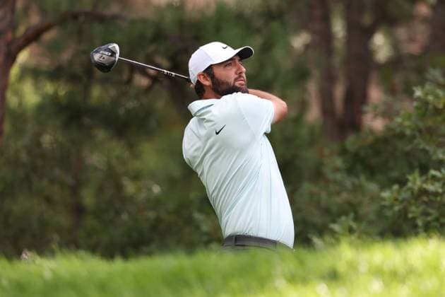 CASTLE ROCK, CO - AUGUST 24: Scottie Scheffler hits his tee shot on the 2nd hole during the third round of the BMW Championship on August 24, 2024 at Castle Pines Golf Club in Castle Rock, CO. (Photo by Scott Winters Icon Sportswire) GOLF: AUG 24 PGA, Golf Herren FedExCup Playoffs - BMW Championship EDITORIAL USE ONLY Icon2408240296