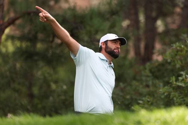 CASTLE ROCK, CO - AUGUST 24: Scottie Scheffler points to his right after an errant tee shot on the 2nd hole during the third round of the BMW Championship on August 24, 2024 at Castle Pines Golf Club in Castle Rock, CO. (Photo by Scott Winters Icon Sportswire) GOLF: AUG 24 PGA, Golf Herren FedExCup Playoffs - BMW Championship EDITORIAL USE ONLY Icon2408240308