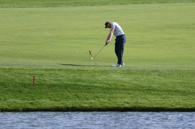 CASTLE ROCK, CO - AUGUST 24: Cam Davis hits over the water on the 3rd hole during the third round of the BMW Championship on August 24, 2024 at Castle Pines Golf Club in Castle Rock, CO. (Photo by Scott Winters Icon Sportswire) GOLF: AUG 24 PGA, Golf Herren FedExCup Playoffs - BMW Championship EDITORIAL USE ONLY Icon2408240329