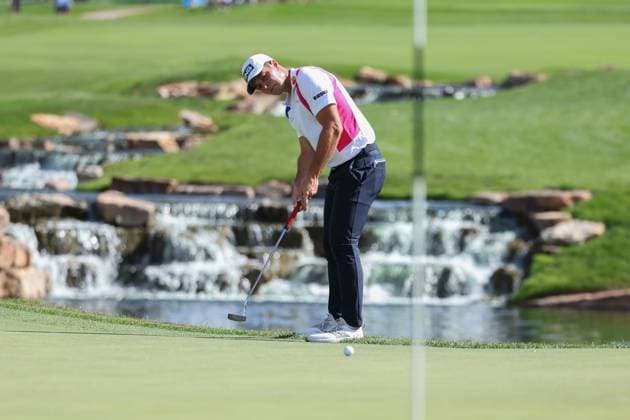 CASTLE ROCK, CO - AUGUST 24: A waterfall sets the backdrop as Viktor Hovland putts on the 3rd hole during the third round of the BMW Championship on August 24, 2024 at Castle Pines Golf Club in Castle Rock, CO. (Photo by Scott Winters Icon Sportswire) GOLF: AUG 24 PGA, Golf Herren FedExCup Playoffs - BMW Championship EDITORIAL USE ONLY Icon2408240347