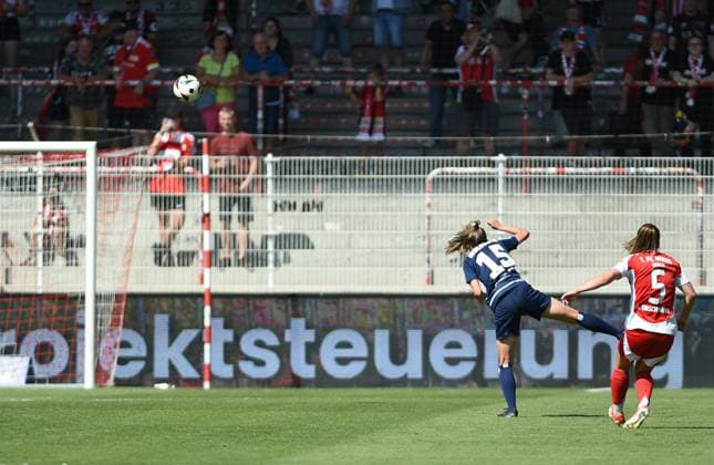 Soccer, Women, Season 2024 2025, 2 Women Bundesliga 1 Matchday , 1 FC Union Berlin Hamburger SV, Katja Orschmann 1 Women, 1 FC Union scores the goal to 2 1 against Jana Braun 1 Women, HSV , 24 08 2024, Copyright: xStefaniexFiebrig MatthiasxKochx