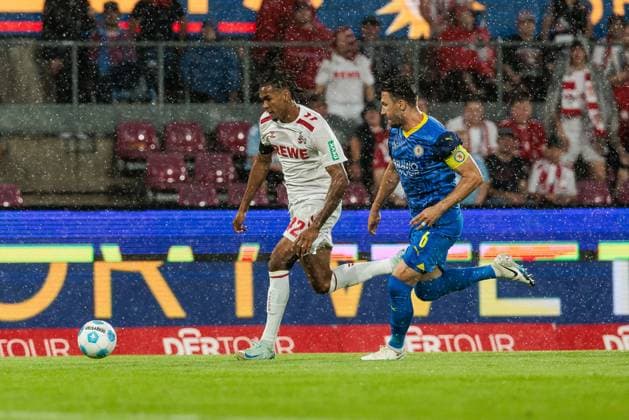 2 Soccer Bundesliga 1 FC Köln Eintracht Braunschweig 24 08 2024 duel Damion Downs 1 FC Köln, 42 , Ermin Bicakcic Eintracht Braunschweig, 6 2 Soccer Bundesliga, 1 FC Köln Eintracht Braunschweig, Cologne, Rheinenergiestadion on 24 08 2024 DFL REGULATIONS PROHIBIT ANY USE OF PHOTOGRAPHS AS IMAGE SEQUENCES AND OR QUASI VIDEO Copyright: xBEAUTIFULxSPORTS Wunderlx
