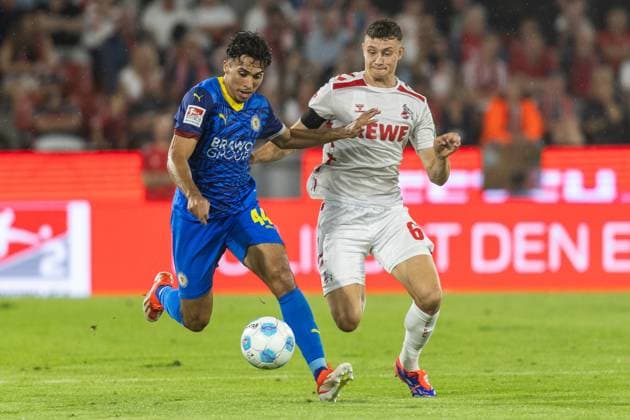 Soccer 2 Liga 1 FC Köln Eintracht Braunschweig on 24 08 2024 at RheinEnergieStadion in Cologne Johan Gomez Braunschweig , left Eric Martel Köln , right DFB regulations prohibit any use of photographs as image sequences and or quasi video xJRx