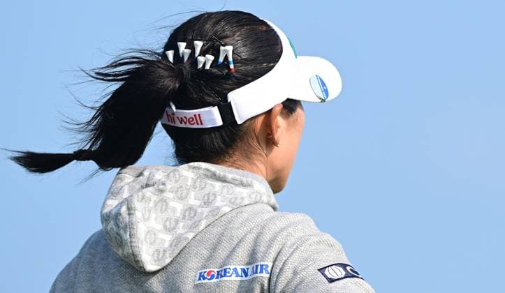Lydia Ko on the 10th Green with her tee s tucked into her hair AIG Women s Open, Day Three, Golf, St. Andrews, Scotland, UK - 24 Aug 2024  Copyright: xGreigxCowie Shutterstockx 14655900ac