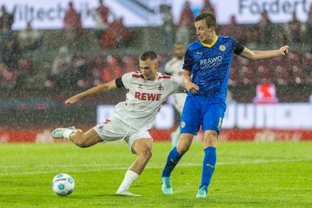 Soccer 2 Liga 1 FC Köln Eintracht Braunschweig on 24 08 2024 at RheinEnergieStadion in Cologne Tim Lemperle Köln , left Robert Ivanov Braunschweig , right DFB regulations prohibit any use of photographs as image sequences and or quasi video xJRx
