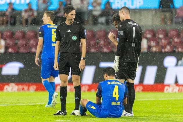 Soccer 2 Liga 1 FC Köln Eintracht Braunschweig on 24 08 2024 at RheinEnergieStadion in Cologne Referee Matthias Jöllenbeck Freiburg , left in conversation with Jannis Nikolaou Braunschweig , center Lennart Grill Braunschweig , right DFB regulations prohibit any use of photographs as image sequences and or quasi video xJRx