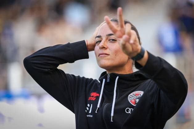 Sport Themen der Woche KW34 Sport Bilder des Tages 3. Liga; 1. FC Saarbrücken - FC Ingolstadt 04 - vor dem Spiel Cheftrainerin Sabrina Wittmann (FCI) Victory Zeichen 3. Liga - 1. FC Saarbrücken - FC Ingolstadt 04 Saison 2024 2025 *** 3 Liga 1 FC Saarbrücken FC Ingolstadt 04 before the match Head coach Sabrina Wittmann FCI Victory Sign 3 Liga 1 FC Saarbrücken FC Ingolstadt 04 Season 2024 2025