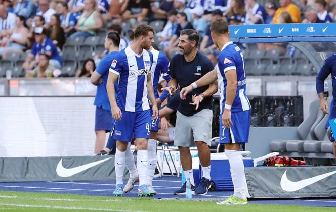 Coach Cristian Fiel talks to Pascal Klemens, re, Florian Niederlechner Sport Football Soccer DFL 2 Bundesliga Men 3 Matchday Season 2024 2025 24 08 2024 Hertha BSC Berlin vs SSV Jahn Regensburg DFL regulations prohibit any use of photographs as image sequences and or quasi video