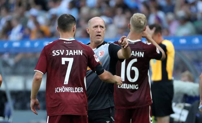 Coach Joe Enochs talks to Oscar Schönfelder Action upper body Sport Soccer Football DFL 2 Bundesliga Men 3 Matchday Season 2024 2025 24 08 2024 Hertha BSC Berlin vs SSV Jahn Regensburg DFL regulations prohibit any use of photographs as image sequences and or quasi video
