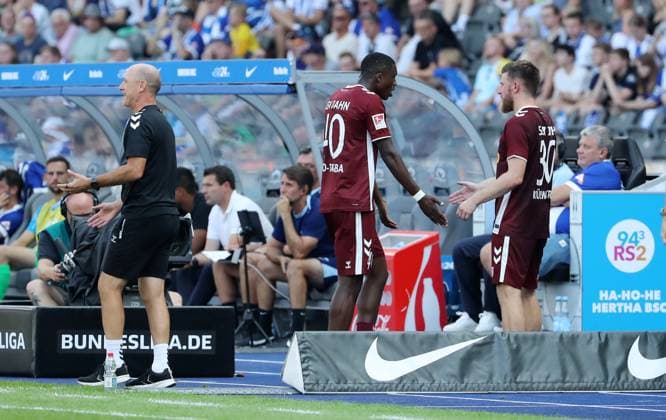Coach Joe Enochs, Mansour Ouro Tagba leaves the pitch after red card, Christian Kühlwetter Sport Fußball Fußball DFL 2 Bundesliga Herren 3 Spieltag Saison 2024 2025 24 08 2024 Hertha BSC Berlin vs SSV Jahn Regensburg DFL regulations prohibit any use of photographs as image sequences and or quasi video