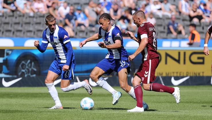 Michael Cuisance, Derry Scherhant, Andreas Geipl Zweikampf Spielzene Action Sport Football Soccer DFL 2 Bundesliga Men 3 Matchday Season 2024 2025 24 08 2024 Hertha BSC Berlin vs SSV Jahn Regensburg DFL regulations prohibit any use of photographs as image sequences and or quasi video