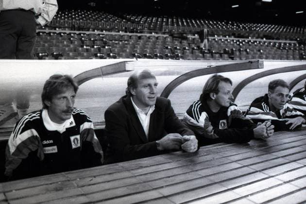 09.10.92 VfB Stuttgart - Leeds United Spanien, Barcelona, 09.10.1992, Fussball, Champions League, Qualifikation, Saison 1994 1995, 1. Runde, Entscheidungsspiel, VfB Stuttgart Leeds United (1:2): v.l. Christoph Daum (Trainer VfB Stuttgart), Dieter Hoeneß (Manager VfB Stuttgart), Lorenz-Günther Köstner (Co-Trainer VfB Stuttgart). *** 09 10 92 VfB Stuttgart Leeds United Spain, Barcelona, 09 10 1992, Football, Champions League, Qualification, Season 1994 1995, 1 round, deciding match, VfB Stuttgart Leeds United 1 2 v l Christoph Daum Coach VfB Stuttgart , Dieter Hoeneß Manager VfB Stuttgart , Lorenz Günther Köstner Co Coach VfB Stuttgart