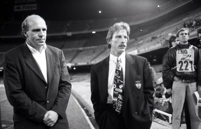 09.10.92 VfB Stuttgart - Leeds United Spanien, Barcelona, 09.10.1992, Fussball, Champions League, Qualifikation, Saison 1994 1995, 1. Runde, Entscheidungsspiel, VfB Stuttgart Leeds United (1:2): v.l. Dieter Hoeneß (Manager VfB Stuttgart), Christoph Daum (Trainer VfB Stuttgart). *** 09 10 92 VfB Stuttgart Leeds United Spain, Barcelona, 09 10 1992, Football, Champions League, Qualification, Season 1994 1995, 1 round, deciding match, VfB Stuttgart Leeds United 1 2 v l Dieter Hoeneß Manager VfB Stuttgart , Christoph Daum Coach VfB Stuttgart