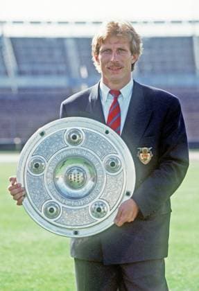 VfB Stuttgart 17.05.1992, 1. Fussball-Bundesliga, VfB Stuttgart Deutsche Meisterschaft 1992: Christoph Daum (Trainer) mit der Meisterschale. *** VfB Stuttgart 17 05 1992, 1 Soccer Bundesliga, VfB Stuttgart German Championship 1992 Christoph Daum Coach with the championship trophy