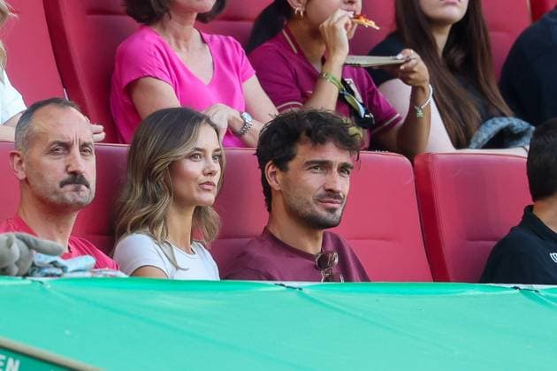 Mats Hummels with his girlfriend Nicola Cavanis on the stand, FC Augsburg vs SV Werder Bremen, Soccer, 1 Bundesliga, 1 Matchday, 24 08 2024 DFB regulations prohibit any use of photographs as image sequences and or quasi video Augsburg Bayern Germany Copyright: xkolbert-press ChristianxKolbertx