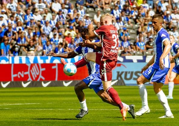 Soccer 2 Bundesliga, Hertha BSC Berlin Jahn Regensburg 24 08 2024, xdanx, Soccer 2 Bundesliga, Hertha BSC Berlin Jahn Regensburg emspor, v l Deyovaisio Zeefuik Hertha BSC 42 ,Kai Proeger SSV Jahn Regensburg 33 ,Marc Oliver Kempf Hertha BSC 4 ,duel, duel, fight, tackle DFL DFB REGULATIONS PROHIBIT ANY USE OF PHOTOGRAPHS as IMAGE SEQUENCES and or QUASI VIDEO Daniel Lakomski Mix1Press Berlin Olympiastadion Berlin Germany DEU Copyright: xDanielxLakomskix