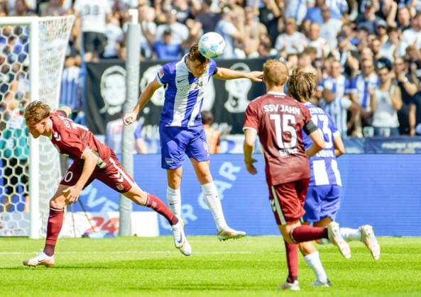 Soccer 2 Bundesliga, Hertha BSC Berlin Jahn Regensburg 24 08 2024, xdanx, Soccer 2 Bundesliga, Hertha BSC Berlin Jahn Regensburg emspor, v l Christian Viet SSV Jahn Regensburg 10 ,Linus Gechter Hertha BSC 44 goes for the header,Sebastian Ernst SSV Jahn Regensburg 15 ,Michal Karbownik Hertha BSC 33 ,duel, duel, fight, tackle DFL DFB REGULATIONS PROHIBIT ANY USE OF PHOTOGRAPHS as IMAGE SEQUENCES and or QUASI VIDEO Daniel Lakomski Mix1Press Berlin Olympiastadion Berlin Germany DEU Copyright: xDanielxLakomskix