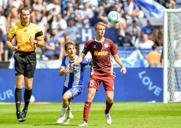 Soccer 2 Bundesliga, Hertha BSC Berlin Jahn Regensburg 24 08 2024, xdanx, Soccer 2 Bundesliga, Hertha BSC Berlin Jahn Regensburg emspor, v l Michal Karbownik Hertha BSC 33 ,Sebastian Ernst SSV Jahn Regensburg 15 ,duel, duel, fight, tackle DFL DFB REGULATIONS PROHIBIT ANY USE OF PHOTOGRAPHS as IMAGE SEQUENCES and or QUASI VIDEO Daniel Lakomski Mix1Press Berlin Olympiastadion Berlin Germany DEU Copyright: xDanielxLakomskix
