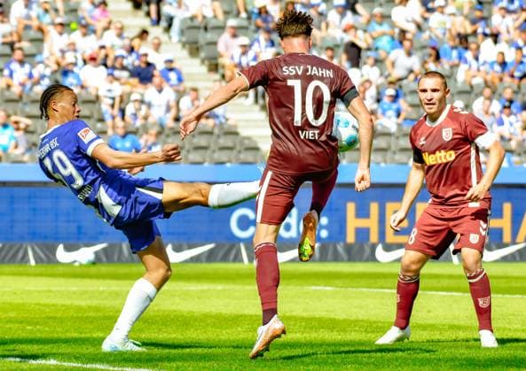 Soccer 2 Bundesliga, Hertha BSC Berlin Jahn Regensburg 24 08 2024, xdanx, Soccer 2 Bundesliga, Hertha BSC Berlin Jahn Regensburg emspor, v l Derry Scherhant Hertha BSC Berlin 39 ,Christian Viet SSV Jahn Regensburg 10 ,Andreas Geipl SSV Jahn Regensburg 8 ,duel, duel, fight, tackle DFL DFB REGULATIONS PROHIBIT ANY USE OF PHOTOGRAPHS as IMAGE SEQUENCES and or QUASI VIDEO Daniel Lakomski Mix1Press Berlin Olympiastadion Berlin Germany DEU Copyright: xDanielxLakomskix