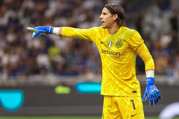 Serie A: FC Inter vs US Lecce Italy, Milan, august 24 2024: Yann Sommer (FC Inter) gives advices to teammates in the second half during soccer game FC Inter vs US Lecce, Serie A Tim 2024-2025 day 2, San Siro Stadium Milan Lombardy Italy Copyright: xFabrizioxAndreaxBertanix