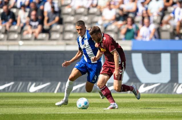 Soccer, Men, Season 2024 2025, 2 Bundesliga 3 Matchday , Hertha BSC SSV Jahn Regensburg, f l Marc Oliver Kempf Hertha BSC , Christian Kühlwetter Jahn Regensburg , 24 08 2024, Copyright: xSebastianxRäppold MatthiasxKochx