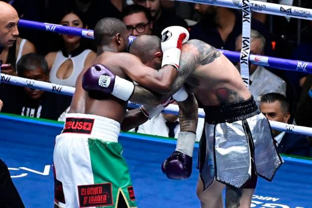 August 24, 2024, Mexico City, Ciudad de Mexico, Mexico: Boxer Floyd Mayweather Jr. of United States and boxer John Gotti III of United States exchange punches during an exhibition fight at Arena Ciudad de Mexico. Mexico City Mexico - ZUMAe321 20240824_zsa_e321_005 Copyright: xCarlosxTischler xEyepixxGroupx