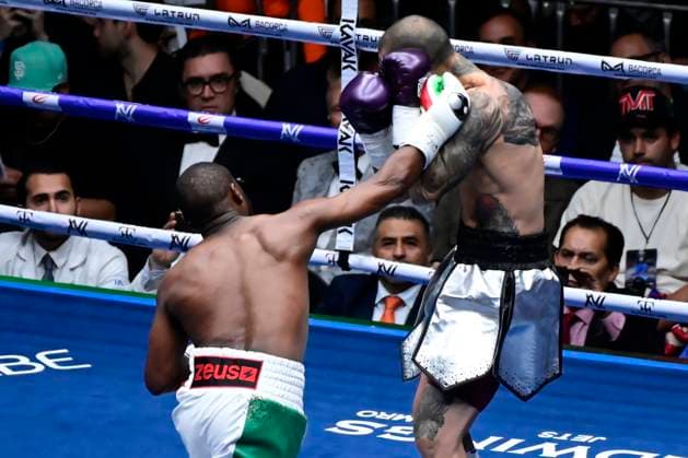 August 24, 2024, Mexico City, Ciudad de Mexico, Mexico: Boxer Floyd Mayweather Jr. of United States and boxer John Gotti III of United States exchange punches during an exhibition fight at Arena Ciudad de Mexico. Mexico City Mexico - ZUMAe321 20240824_zsa_e321_006 Copyright: xCarlosxTischler xEyepixxGroupx