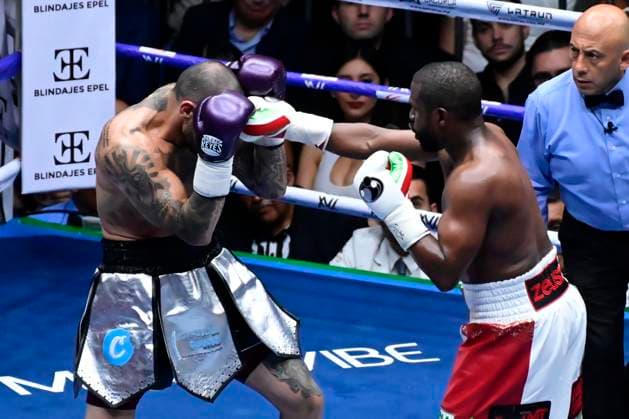 August 24, 2024, Mexico City, Ciudad de Mexico, Mexico: Boxer Floyd Mayweather Jr. of United States and boxer John Gotti III of United States exchange punches during an exhibition fight at Arena Ciudad de Mexico. Mexico City Mexico - ZUMAe321 20240824_zsa_e321_015 Copyright: xCarlosxTischler xEyepixxGroupx