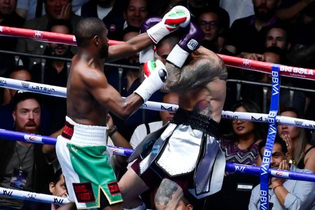 August 24, 2024, Mexico City, Ciudad de Mexico, Mexico: Boxer Floyd Mayweather Jr. of United States and boxer John Gotti III of United States exchange punches during an exhibition fight at Arena Ciudad de Mexico. Mexico City Mexico - ZUMAe321 20240824_zsa_e321_023 Copyright: xCarlosxTischler xEyepixxGroupx