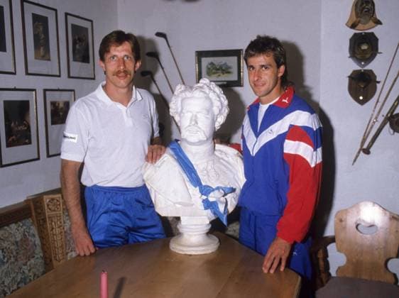 Trainingslager des 1. FC Köln in Garmisch-Partenkirchen 7.1988. Trainer Christoph Daum und Pierre Littbarski mit der Büste König Ludwigs. *** 1 FC Köln training camp in Garmisch Partenkirchen 7 1988 Coach Christoph Daum and Pierre Littbarski with the bust of King Ludwig HM