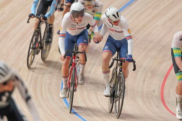 2024 UCI Junior Track World Championships Picture by Alex Whitehead SWpix.com - 25 08 2024 - Cycling - 2024 UCI Junior Track World Championships - Luoyang Velodrome, Henan Province, China - Men™s Madison Final - William Salter (Great Britain) and Finlay Tarling (Great Britain) performing a handsling. Copyright: x xSWpix.comx(t axPhotographyxHubxLtd)xAlexxWhitehead SWpix.comx SWP-2416-3046