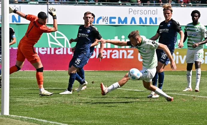 24 08 2024 Soccer season 2024 2025 2 Soccer Bundesliga 03 Matchday SpVgg Greuther Fürth Kleeblatt SC Paderborn 07 SCP Sportfoto Zink xwoxzix DFL regulations prohibit any use of photographs as image sequences and or quasi video only for editorial use Pelle Boevink 1, SC Paderborn 07 Dennis Srbeny 7, SpVgg Greuther Fürth Chance Torchance