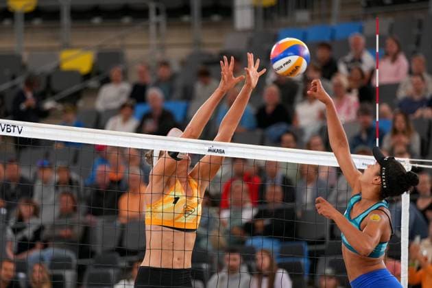 Hamburg, Germany, August 25th 2024: Svenja Mueller ( Germany ) Victoria ( Brasil ) during the Elite 16 Beachvolleyball Tournament 2024 at Stadium Am Rothenbaum in Hamburg, GERMANY. (Julia Kneissl SPP) Copyright: xJuliaxKneisslx xSPPx spp-en-JuKnSp-JK_09225.jpeg