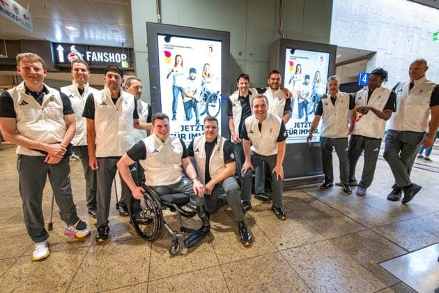 Impressionen DBS-Wahl Para Sportler*innen 25.08.2024 PARALYMPICS PARIS 2024 Abreise Koeln Hauptbahnhof Die Sitzvolleyball Nationalmannschaft des Team Deutschland Paralympics reiste am heutigen Sonntag nach Paris. Praesident Friedhelm Julius Beucher verabschiedete das Team. Bildquelle: Ralf Kuckuck, DBS