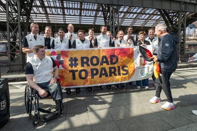 Impressionen DBS-Wahl Para Sportler*innen 25.08.2024 PARALYMPICS PARIS 2024 Abreise Koeln Hauptbahnhof Die Sitzvolleyball Nationalmannschaft des Team Deutschland Paralympics reiste am heutigen Sonntag nach Paris. Praesident Friedhelm Julius Beucher verabschiedete das Team. Bildquelle: Ralf Kuckuck, DBS